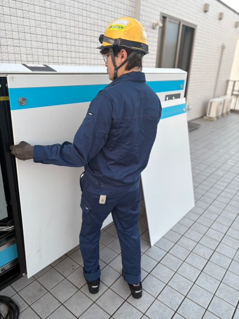 ホーム柵のメンテナンスの画像